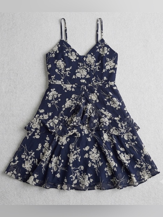 saints + secrets Tops - NWT - Saints + Secrets Navy Floral Ruffle Top - Large - READ Defect Right Strap